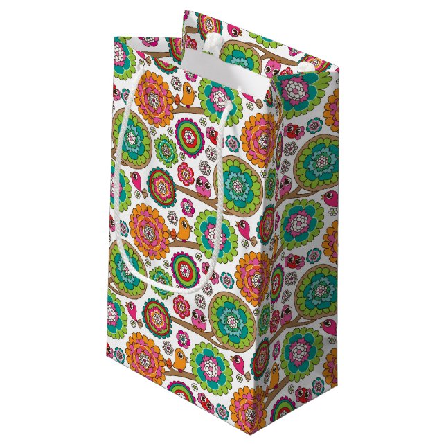 Gekritzel-Blumen-Hintergrundmuster Kleine Geschenktüte (Rückseite Schrägansicht)
