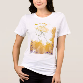 Gekrönt von Gnade – Feminine Stärke T-Shirt Tri-Blend Shirt
