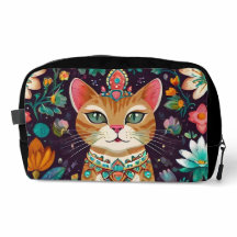 Gekrönte Katze mit Juwelen