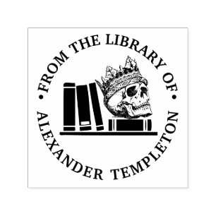 Gekrönte Schädelbücher im Regal Bibliotheksname Mo Permastempel