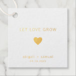 Gelassen Liebe wachsen Moderne Goldfoileien Hochze Geschenkanhänger<br><div class="desc">Moderne und elegante Hochzeitstipps mit einem minimalen Design mit der Botschaft "Liebe wachsen Lass" mit einem Herz,  Ihre Namen und Datum unten. Alle Designelemente sind in realer Goldfolie auf weißem Hintergrund. Diese einfachen,  zeitgenössischen Tags eignen sich perfekt für das minimalistische Paar und verleihen Ihren Gefallen eine persönliche Touch.</div>
