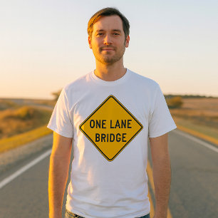 Gelb an einer Linksbrücke T-Shirt