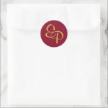 Gelb auf Burgundy Script Monogram Umschlag Aufkleb Runder Aufkleber<br><div class="desc">Siegel deine Hochzeitseinladungen mit einem personalisierten Aufkleber,  der dein Paar Monogramm zeigt! Die beiden Skriptbriefe verflechten genau so,  wie Ihr beiden Leben es wird.</div>