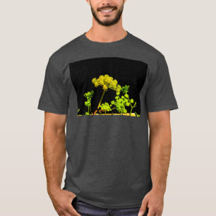 Gelb blühende Pflanzen auf schwarzem Hintergrund 1 T-Shirt