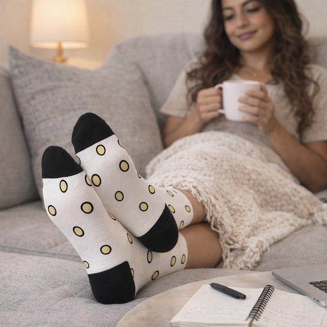 Gelb gepunktetes Muster mit schwarzer Kontur Socken (A pair of socks with a yellow circle pattern.)