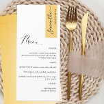 Gelb Personalisiert mit Gast Name Elegantes Menü Menükarte<br><div class="desc">Warum in Platzkarten und Menükarten verbringen, wenn Sie ein elegantes All-in-One-Menü personalisiert mit jedem Gast-Namen haben können! Modernes, einfaches und elegantes Design mit schöner moderner handgeschriebener Kalligraphie. Streifen Sie oben rechts in attraktivem gelben Ton mit dem Namen des Gastes in schwarz. Zurück in Gelb wie Streifen. Möglichkeit, die Streifen Farbe...</div>
