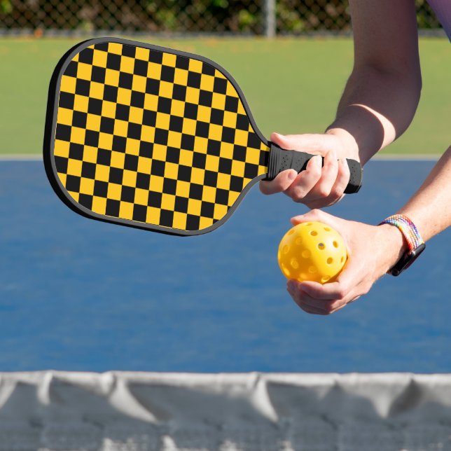 Gelb-schwarzer Karodruck Pickleball Schläger (InSitu)