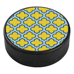 Gelb und Baby Blue Trellis, Gitter, Quatrefolie Eishockey Puck