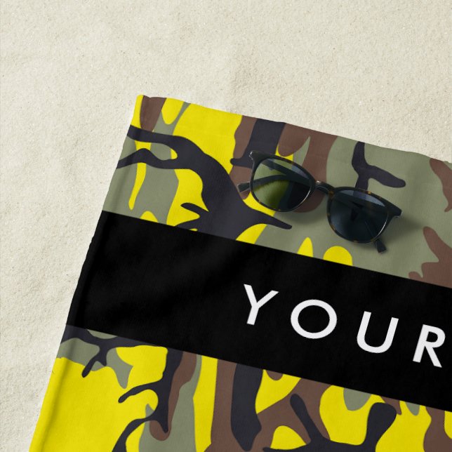 Gelb und braun Camouflage Ihr Name personalisieren Strandtuch (Beispiel)