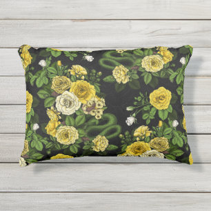 Gelb und grün versteckt in den Rose Kissen Für Draußen