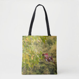 Gelb und Rot verlässt Taschen-Tasche