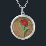 Gelb und Rot Versilberte Kette<br><div class="desc">Frühlingsgelb und Rot Tulip,  brauner Felsen am Arrowhad-See. Foto von Sandy Closs. Ostern,  Blumen,  rote Blume,  Frühling,  Valentine,  Valentine,  Hochzeiten,  Hochzeiten,  Valentinstag</div>
