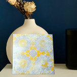 Gelbbeige Medallion mit gesteintem Gelb Fliese<br><div class="desc">Einzigartig dekoratives Keramik-Fliesendesign mit einem gelben und beigen Medaillonmosaik im gestressten Stein-Look.</div>
