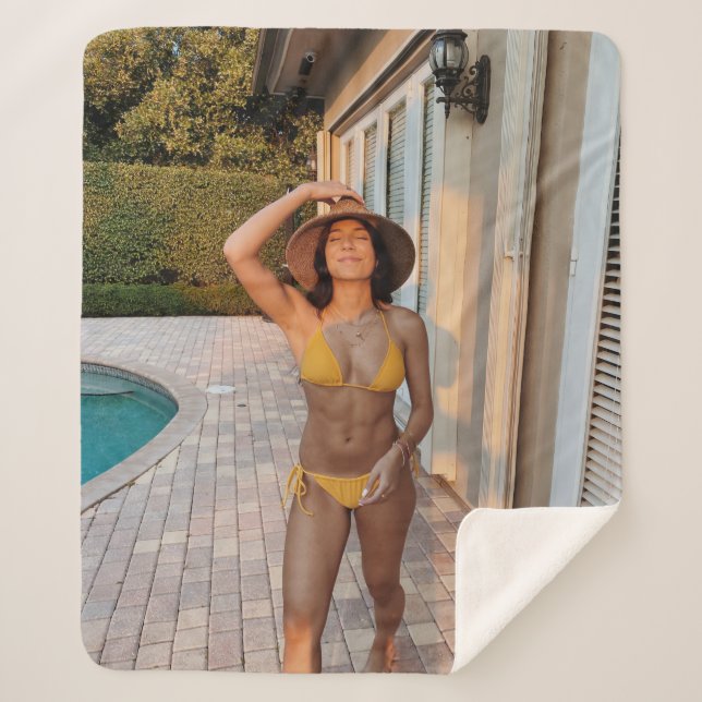 Gelbbikini-Frau stehend auf Braunziegelflur Sherpadecke (Vorderseite)