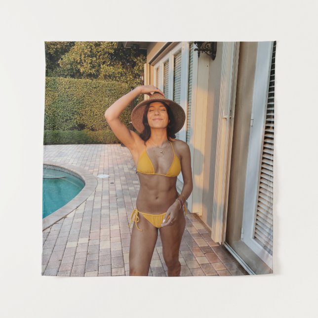 Gelbbikini-Frau stehend auf Braunziegelflur Wandteppich (Vorderseite)