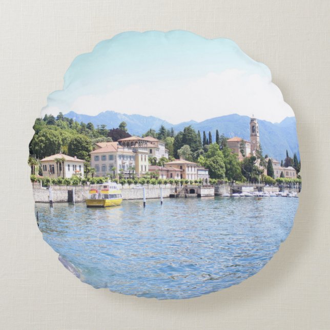 GELBBOOT IN DER NÄHE DES GEBÄUDE FESTGELEGT RUNDES KISSEN (Vorderseite)