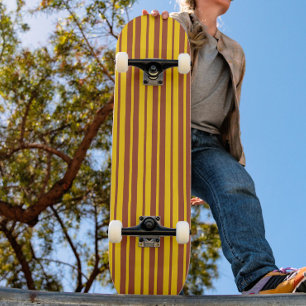 Gelbbraune stilvolle Streifenmuster-Design Skateboard