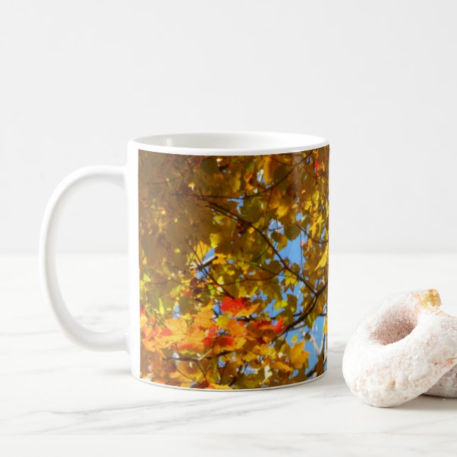 Gelbe Ahorn-Blätter und Blauer Himmel Kaffeetasse (Mit Donut)