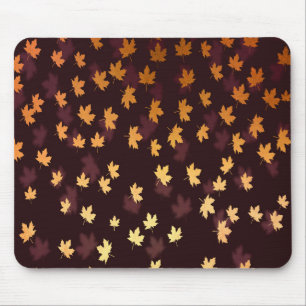 Gelbe Ahornschicht auf dunkelrot Mousepad