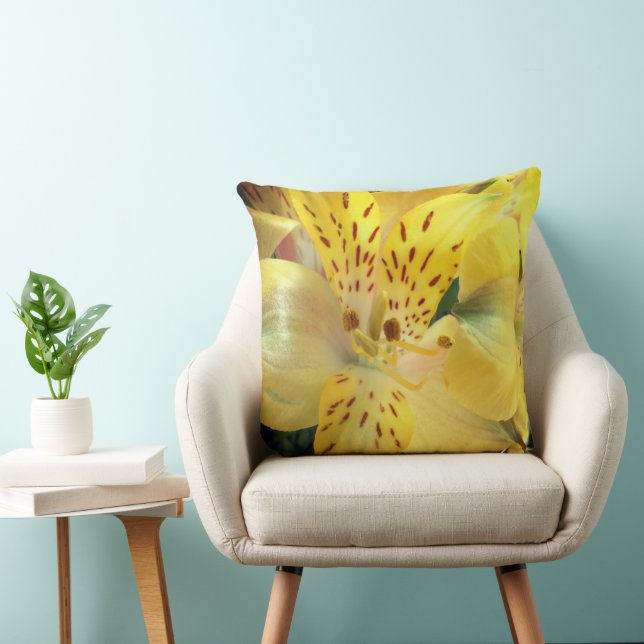 Gelbe Alstroemeria Throw Kissen (Stuhl )