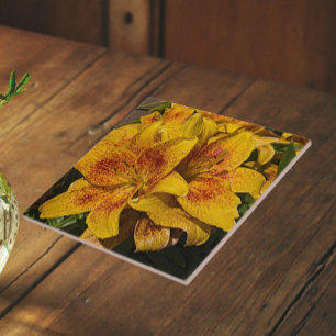Gelbe Astiatische Lilie blüht Floral Fliese