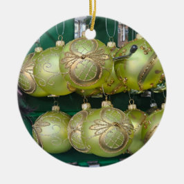 Gelbe Bausteine auf nahen Weihnachtsbaumschmuck Keramik Ornament