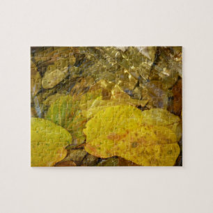Gelbe Birkenblätter im Bach Puzzle