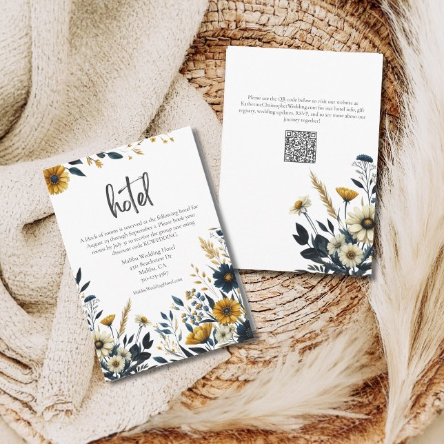 Gelbe blaue Wildblumen feierliches Hochzeitshotel Begleitkarte (Wedding Hotel Details with Yellow and Dark Blue Wildflowers and QR Code for Wedding Website.)