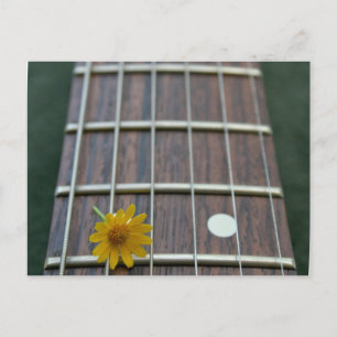 Gelbe Blume auf dem aufgehenden Gitarrenhals Postkarte