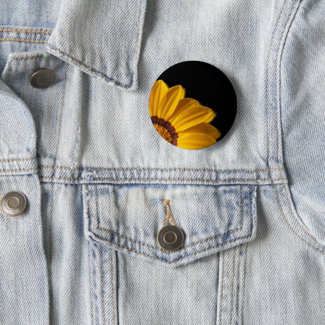 Gelbe Blume auf schwarzem Hintergrund Button (Beispiel)