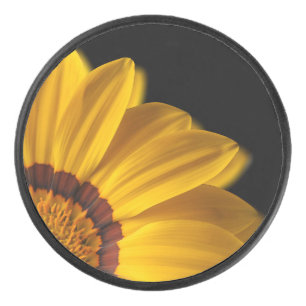 Gelbe Blume auf schwarzem Hintergrund Eishockey Puck