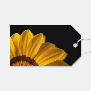 Gelbe Blume auf schwarzem Hintergrund Geschenkanhänger