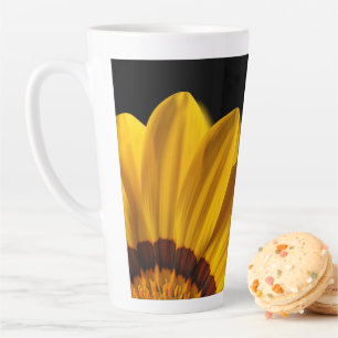 Gelbe Blume auf schwarzem Hintergrund Milchtasse