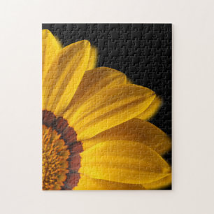 Gelbe Blume auf schwarzem Hintergrund Puzzle