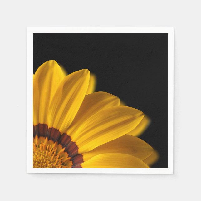 Gelbe Blume auf schwarzem Hintergrund Serviette (Vorderseite)