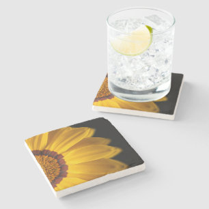 Gelbe Blume auf schwarzem Hintergrund Steinuntersetzer