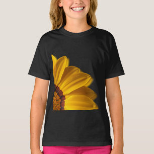 Gelbe Blume auf schwarzem Hintergrund T-Shirt