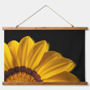 Gelbe Blume auf schwarzem Hintergrund Wandteppich Mit Holzrahmen