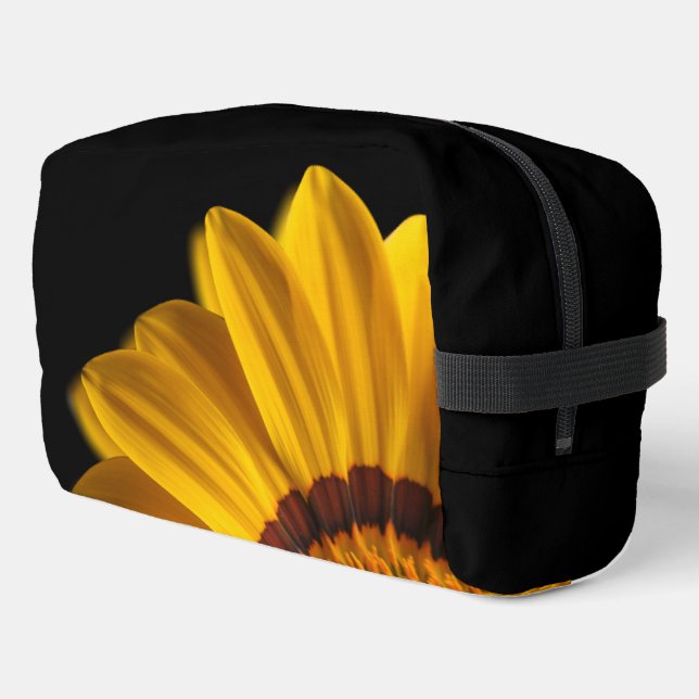 Gelbe Blume auf schwarzem Hintergrund Waschbeutel (Linke Seite)