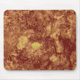 Gelbe Blume gegen Blatttarnungsmuster Mousepad