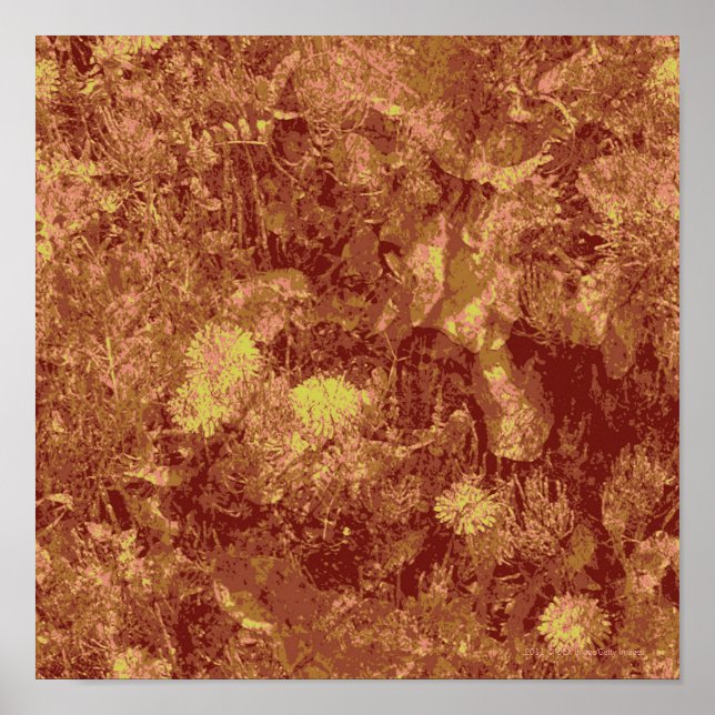 Gelbe Blume gegen ein Muster einer Blattcamouflage Poster (Vorne)