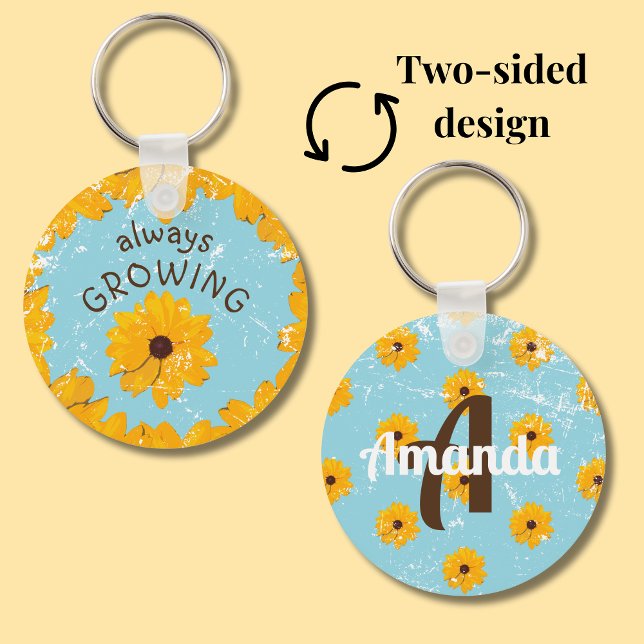 Gelbe Blume Rustikales Ei Blau, das immer wächst Schlüsselanhänger (Sky blue round metal keychain with yellow flowers features a spot for a first name and initial.)