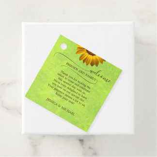 Gelbe Blumen auf Abstrakter Grüner Hochzeit Geschenkanhänger