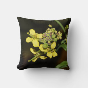 Gelbe Blumen auf einem Kissen