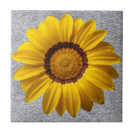 Gelbe Blumen, graue Steinwände im Hintergrund Fliese