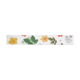 Gelbe Blumen und weiße Rosen 15