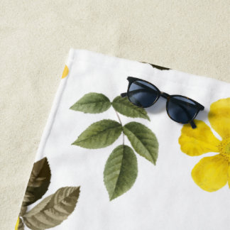 Gelbe Blumen und weiße Rosen 3 Strandtuch