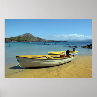 Gelbe Boote am goldgelben Strand Poster
