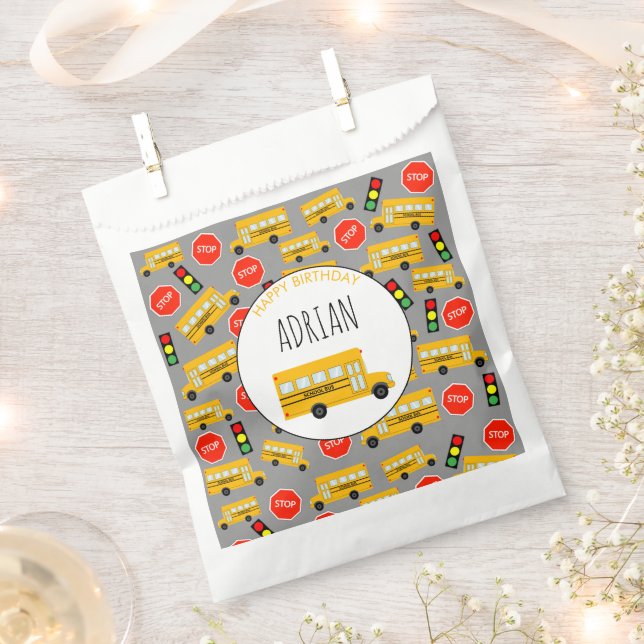 Gelbe Bushaltestelle der Schule Unterschreiben von Geschenktütchen (Ausgeschnitten)