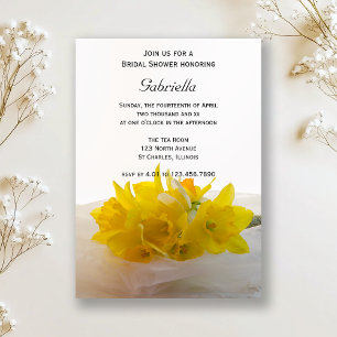 Gelbe Daffodien auf dem Brautparty des Weißen Früh Einladung